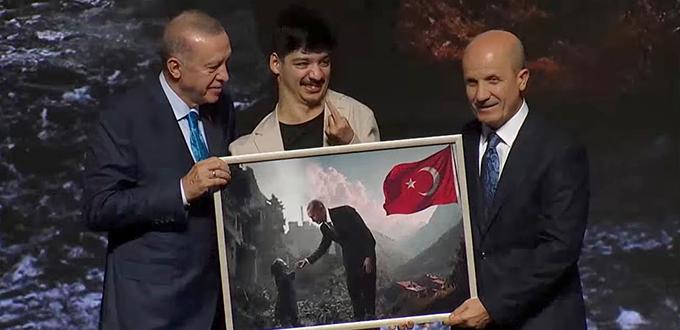 MERT CAN ALTUN, ESERİNİ CUMHURBAŞKANI ‘NA TAKDİM ETTİ