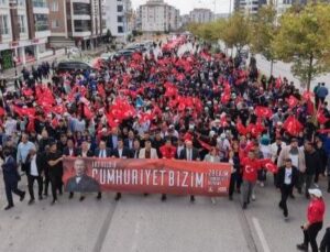 ŞEHİTKAMİL’DE GENÇLER, CUMHURİYET İÇİN YÜRÜDÜ